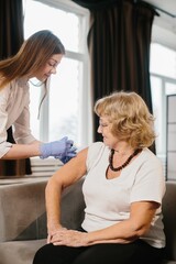 Obraz premium Nurse administering vaccination protecting senior woman health