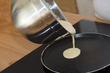 K&ouml;chin beim Zubereiten von Palatschinken und Kaiserschmarrn