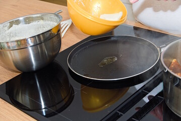 Palatschinken werden von K&ouml;chin zubereitet - Pfannkuchen