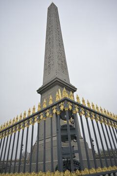 L'Ob&eacute;lisque de Louxor en vue contre plong&eacute; sur la place de la concorde a Paris 8e.