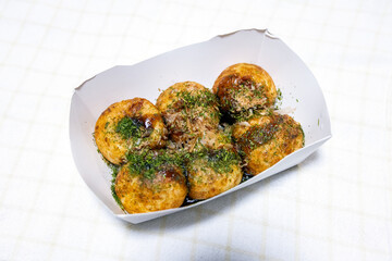 ソースと青のりがかかったオーソドックスなたこ焼き