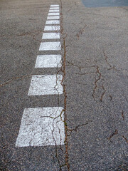 Risse auf der Fahrbahn