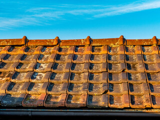 Schäden an einem alten Dach