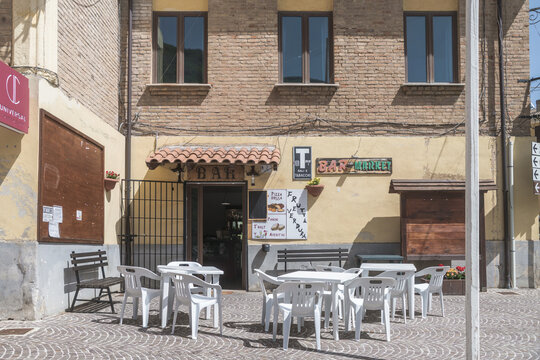 Bar-Caf&eacute; mit Tischen und Tabakladen