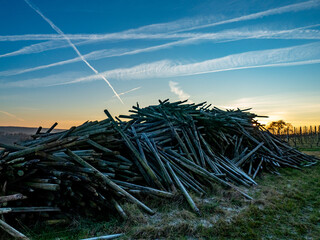 Ausgegrabene Weinbergspfähle auf einem Haufen am Abend
