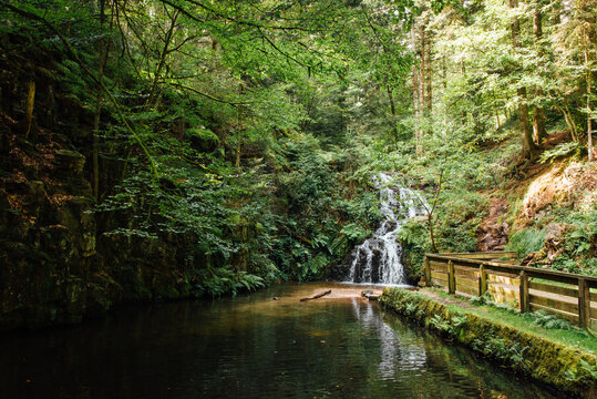 cascade de Faymont dans les Vosges. Chute d'eau dans une for&ecirc;t en &eacute;t&eacute;. 
