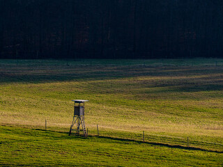Fototapeta premium Hoch und Jägersitz im Feld