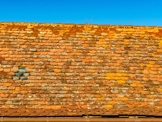 Immer wieder ausgebessertes historisches Ziegeldach