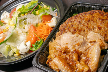 持ち帰りしたサラダとチキンハンバーグ