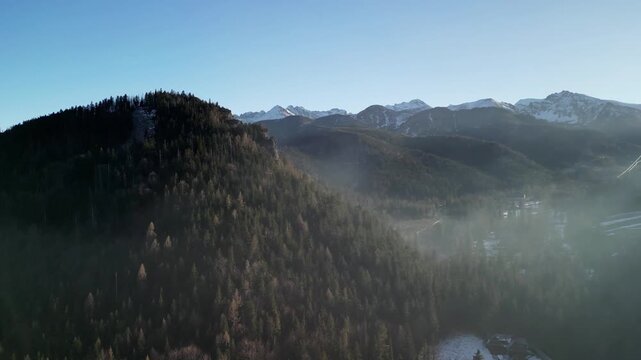 Tatry - Polska - piękne g&oacute;rskie widoki nagrane dronem w zimę.