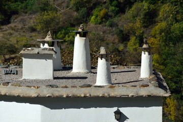 Chimeneas t&iacute;picas de la Alpujarra en Pampaneira, provincia de Granada, Andaluc&iacute;a, Espa&ntilde;a
