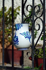 Jarra de cer&aacute;mica granadina decorando una reja de Pampaneira, Alpujarra de Granada, Andaluc&iacute;a, Espa&ntilde;a
