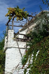 Balc&oacute;n adornado con flores en Pampaneira, Alpujarra de Granada, Andaluc&iacute;a, Espa&ntilde;a
