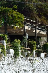 Muro y barandilla r&uacute;sticos blanqueados en Pampaneira, Alpujarra de Granada, Andaluc&iacute;a, Espa&ntilde;a
