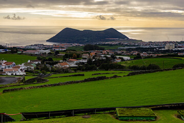 Monte Brasil e Cidade de Angra do Her&oacute;ismo na Ilha Terceira nos A&ccedil;ores 