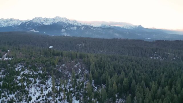 Tatry - Polska - piękne g&oacute;rskie widoki nagrane dronem w zimę.