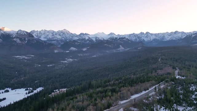 Tatry - Polska - piękne g&oacute;rskie widoki nagrane dronem w zimę.
