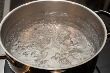 Kochendes Wasser im Topf auf dem Herd