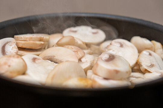 Geschnittene Pilze braten