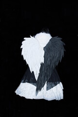 kreativer schwarz-wei&szlig;er Engel aus Papier - Papierkunst