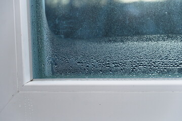 stark schwitzendes Fenster und Fensterrahmen