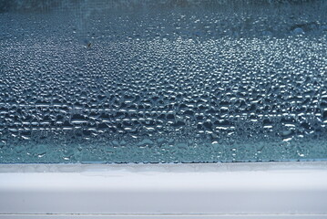 schwitzendes Fenster zeigt Kondensbildung mit Tr&ouml;pfchen