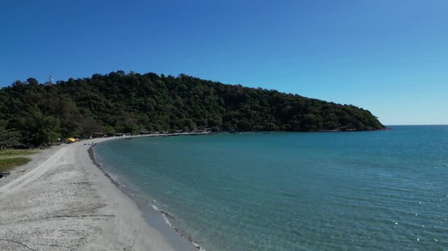 에머럴드빛 바다를 자랑하는 태국 라용 해변과 레저보트, 낚시보트 들