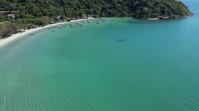 에머럴드빛 바다를 자랑하는 태국 라용 해변과 레저보트, 낚시보트 들