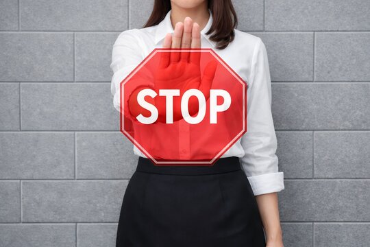 ストップの意思を明確に伝えるために手のひらと赤い標識で注意喚起を示した安全管理と禁止表現
