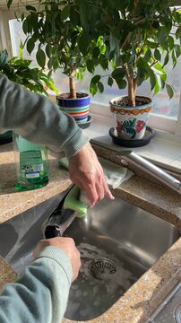 fregando en la cocina time lapse con estropajo de esponja y jab&oacute;n de plato 