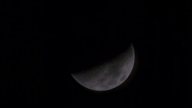 la luna entre las nubes creciendo en alta calidad 