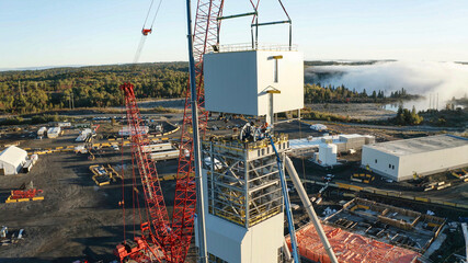 Assembly process using telescopic cranes of pre-assembled modules of metal structures