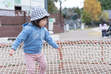 公園の遊具で遊ぶ日本人の女の子の幼児