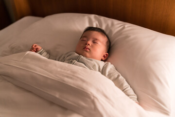 高級ホテルの客室で眠る日本人の男の子の赤ちゃん