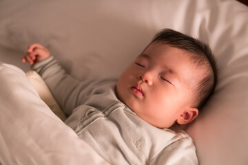 高級ホテルの客室で眠る日本人の男の子の赤ちゃん