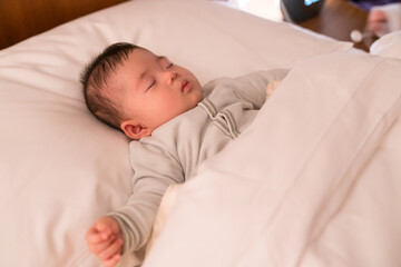 高級ホテルの客室で眠る日本人の男の子の赤ちゃん