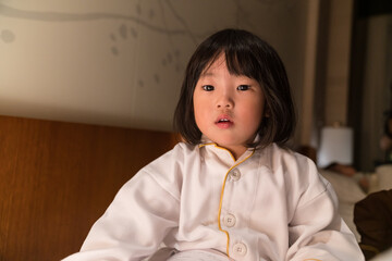 高級ホテルの客室でくつろぐ日本人の女の子の幼児