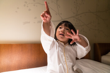 高級ホテルの客室でくつろぐ日本人の女の子の幼児