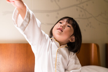 高級ホテルの客室でくつろぐ日本人の女の子の幼児