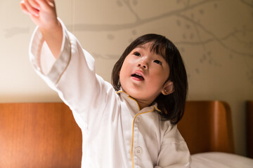 高級ホテルの客室でくつろぐ日本人の女の子の幼児