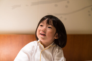 高級ホテルの客室でくつろぐ日本人の女の子の幼児