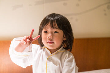 高級ホテルの客室でくつろぐ日本人の女の子の幼児