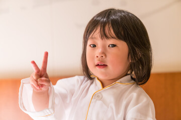 高級ホテルの客室でくつろぐ日本人の女の子の幼児