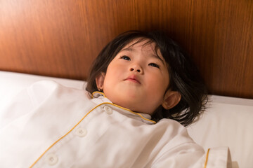 高級ホテルの客室でくつろぐ日本人の女の子の幼児