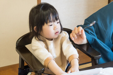 旅館で食事をする日本人の女の子の幼児