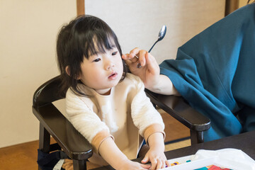 旅館で食事をする日本人の女の子の幼児