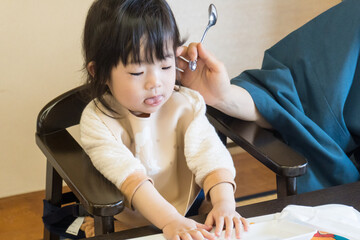 旅館で食事をする日本人の女の子の幼児