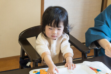 旅館で食事をする日本人の女の子の幼児