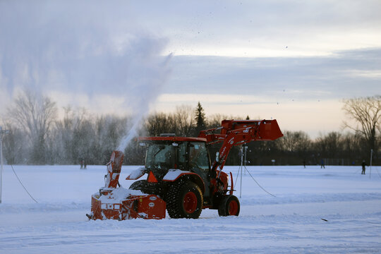 Chasse-neige Kubota sur un champ enneig&eacute; pendant une chute de neige