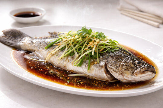 Poisson vapeur &agrave; l&rsquo;asiatique pour table festive